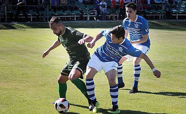Yuki pelea el esférico ante un rival del Atlético Astorga en La Eragudina. 