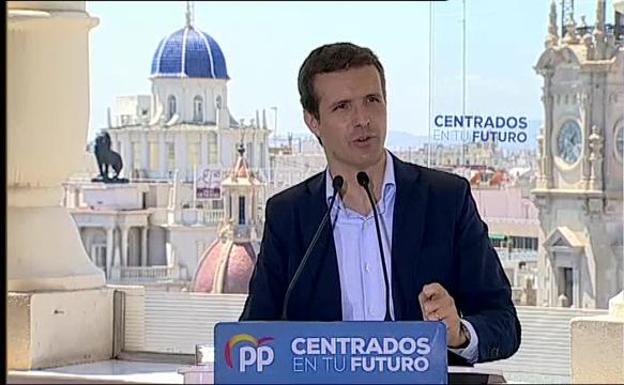 Casado pide «aglutinar esfuerzos» para hacer «contrapeso» y no dar «carta blanca» a Sánchez