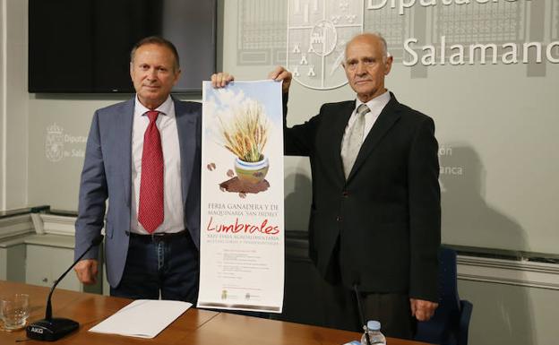 El diputado de Agriculturas, Román Hernández, y el alcalde de Lumbrales, Pedro Sánchez.