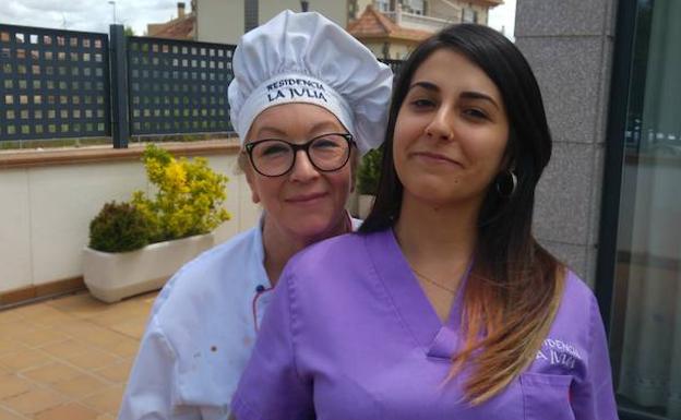 La cocinera y la auxiliar de enfermería de la residencia.