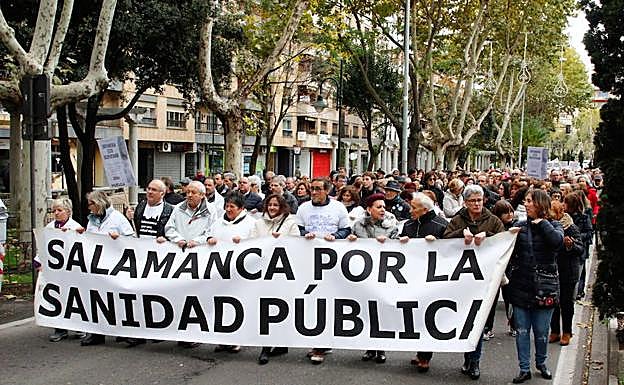 Cientos de personas en una manifestación por la Sanidad. 