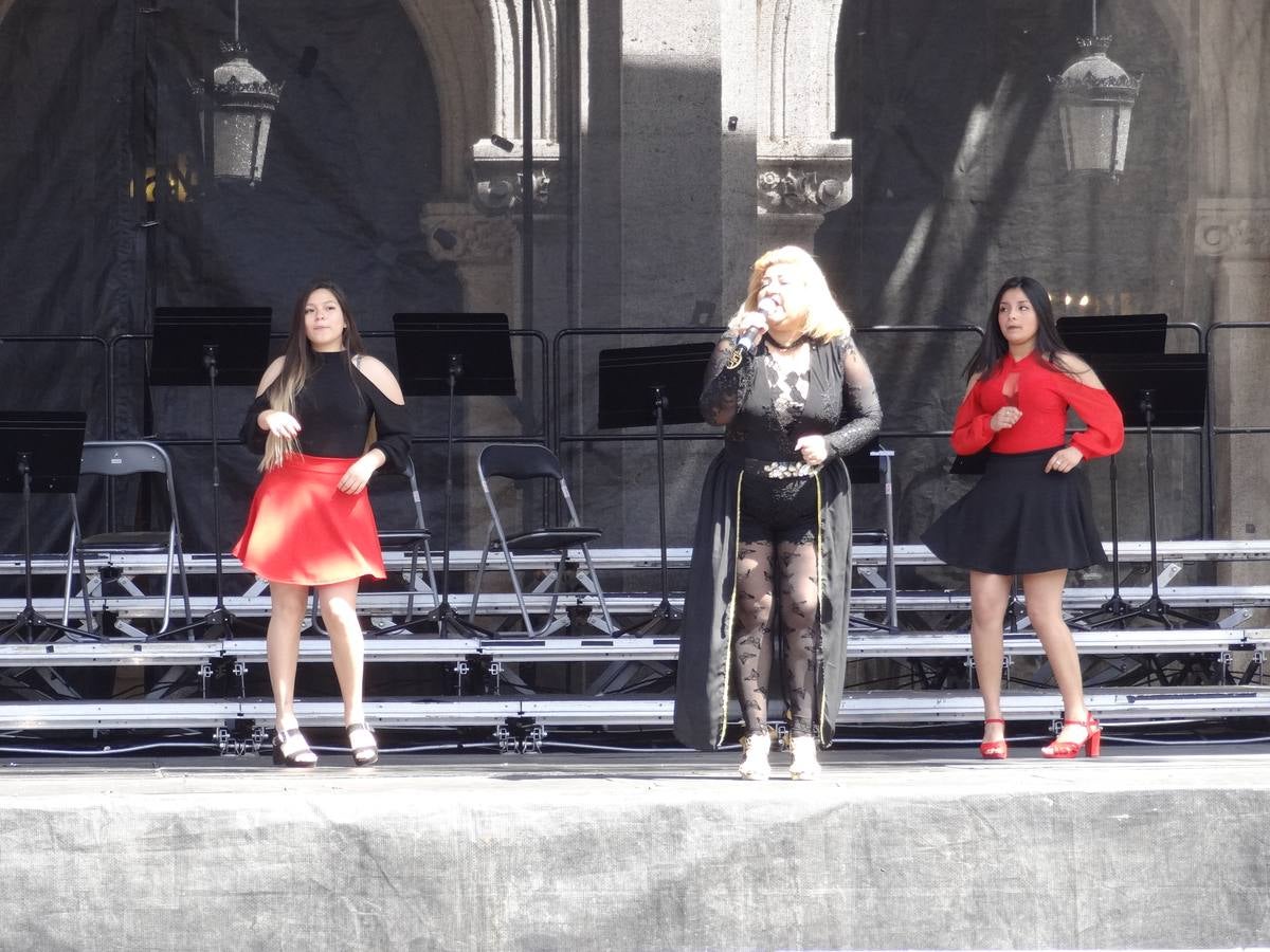 Fotos: Danzas latinas en la Plaza Mayor de Valladolid