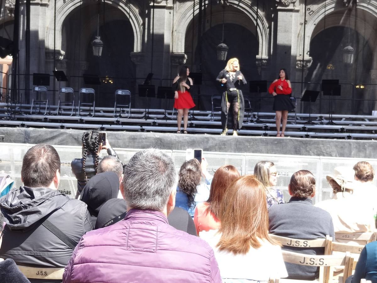 Fotos: Danzas latinas en la Plaza Mayor de Valladolid