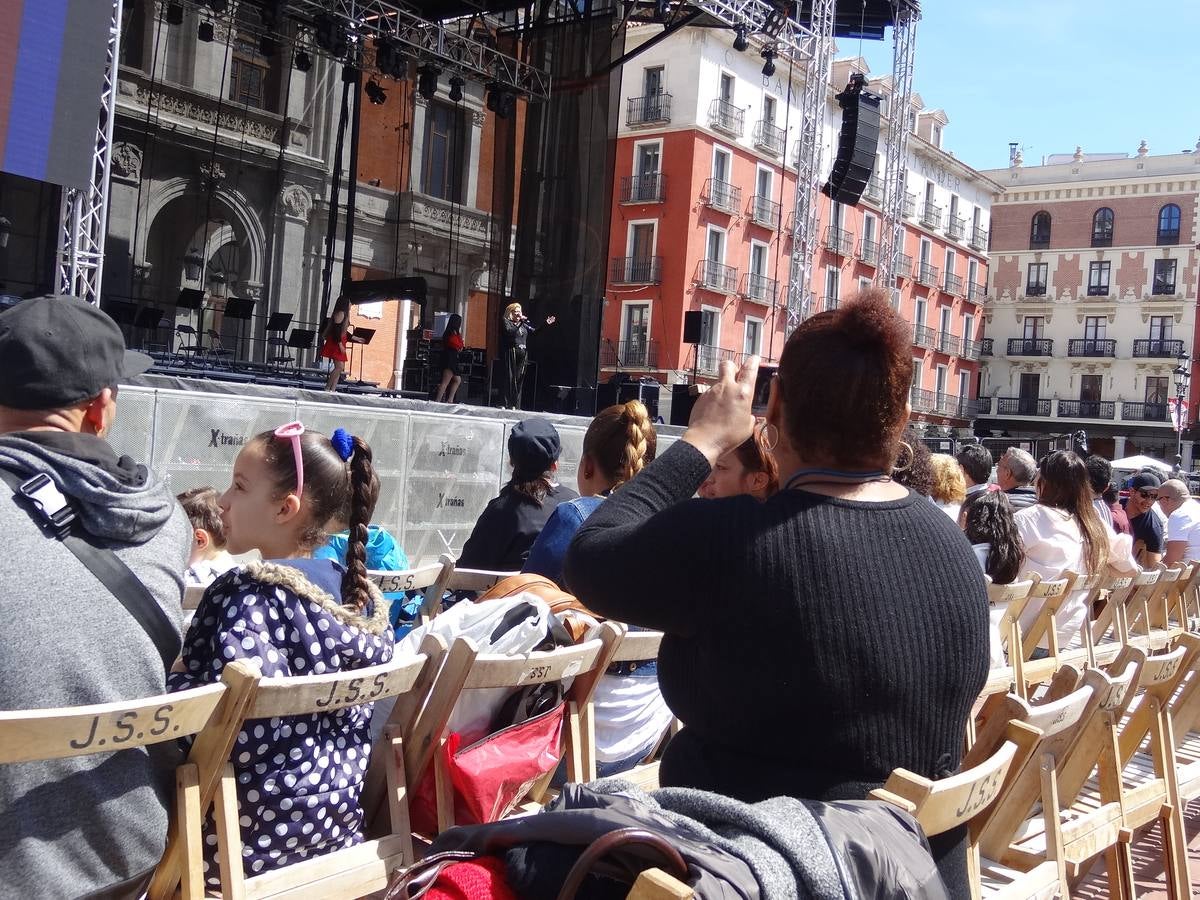 Fotos: Danzas latinas en la Plaza Mayor de Valladolid