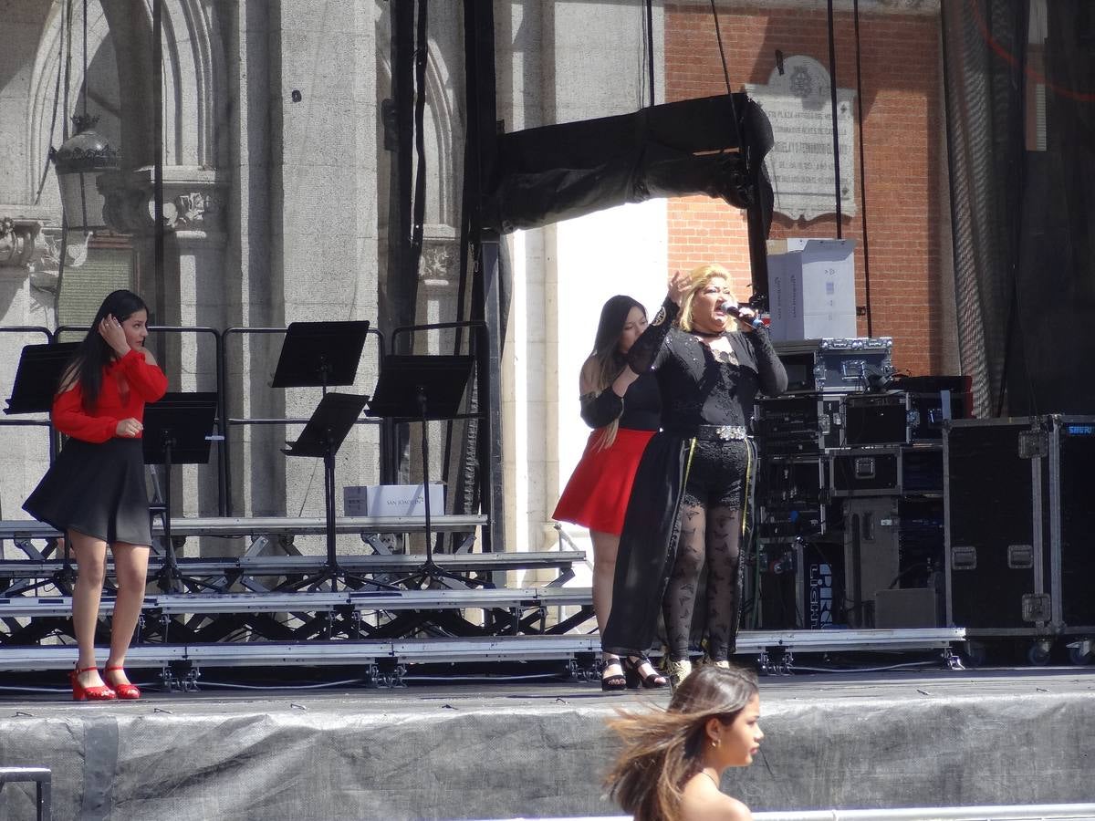 Fotos: Danzas latinas en la Plaza Mayor de Valladolid