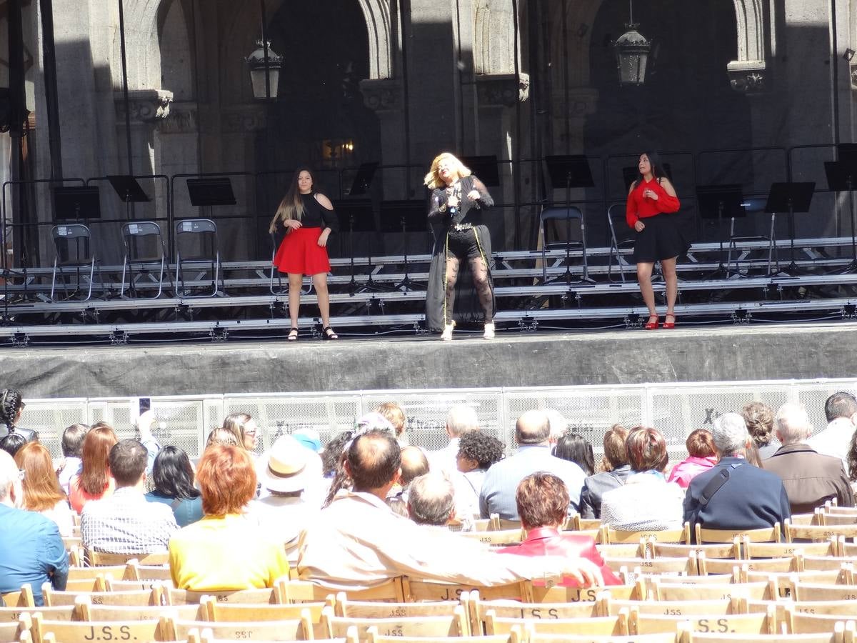 Fotos: Danzas latinas en la Plaza Mayor de Valladolid