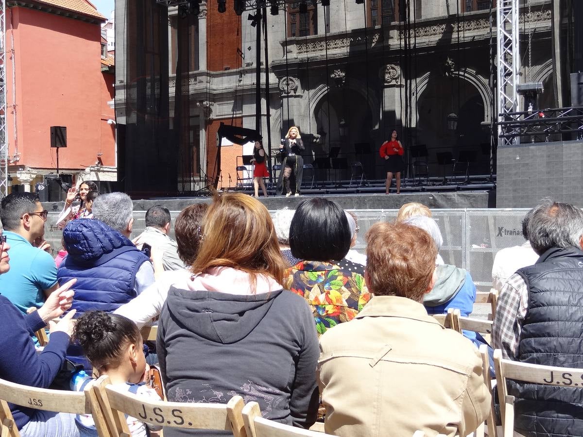 Fotos: Danzas latinas en la Plaza Mayor de Valladolid