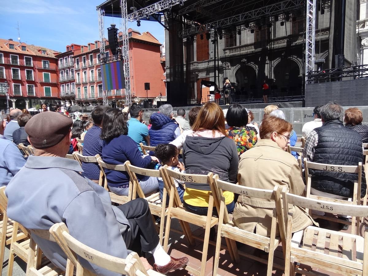 Fotos: Danzas latinas en la Plaza Mayor de Valladolid