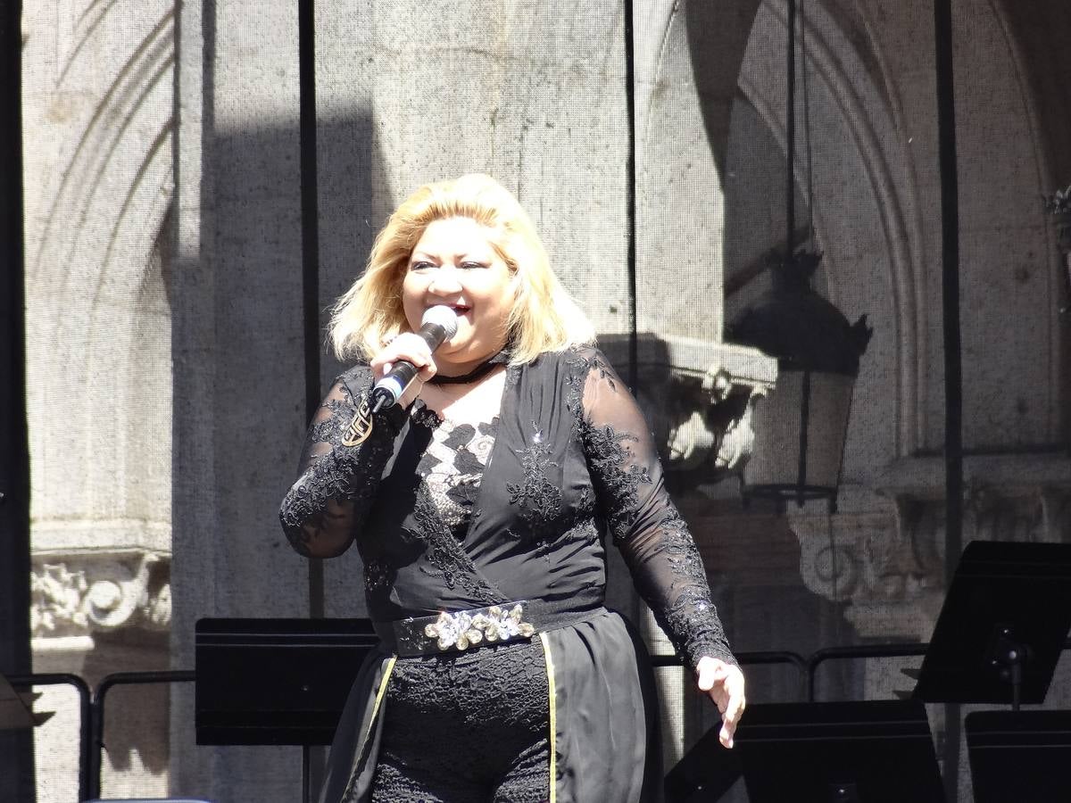 Fotos: Danzas latinas en la Plaza Mayor de Valladolid