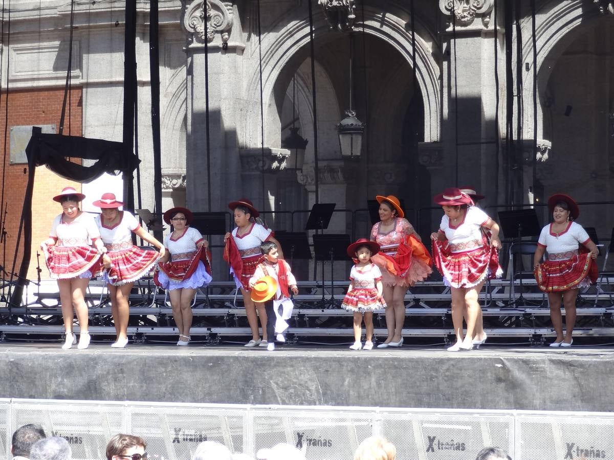 Fotos: Danzas latinas en la Plaza Mayor de Valladolid