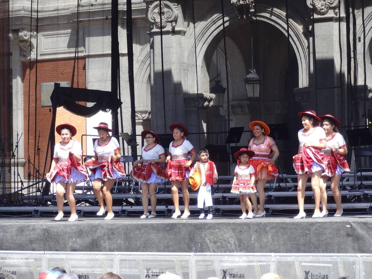 Fotos: Danzas latinas en la Plaza Mayor de Valladolid
