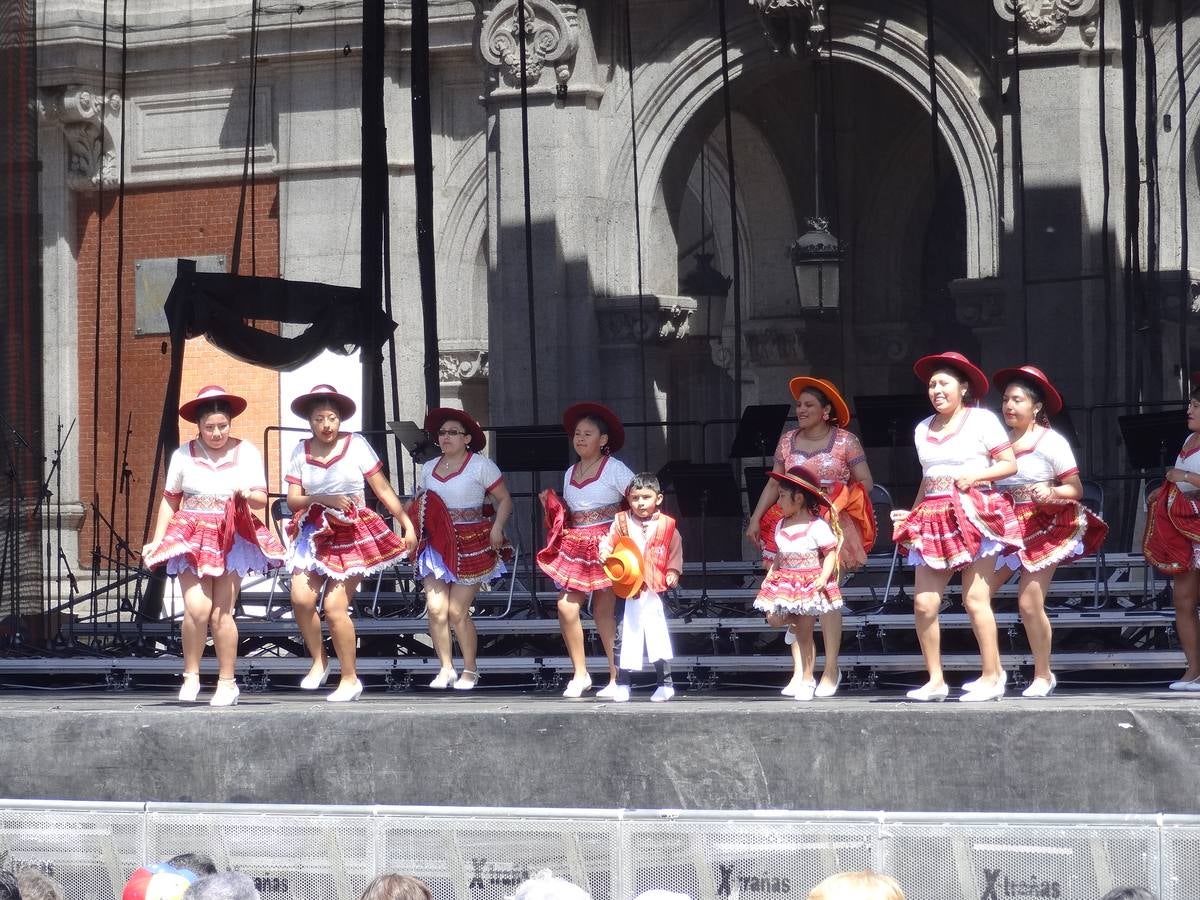 Fotos: Danzas latinas en la Plaza Mayor de Valladolid