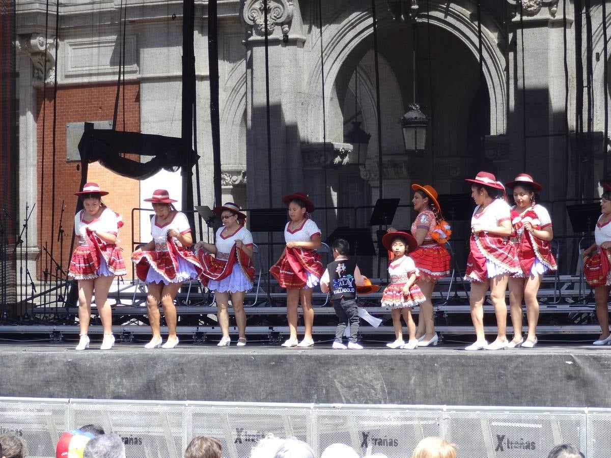 Fotos: Danzas latinas en la Plaza Mayor de Valladolid