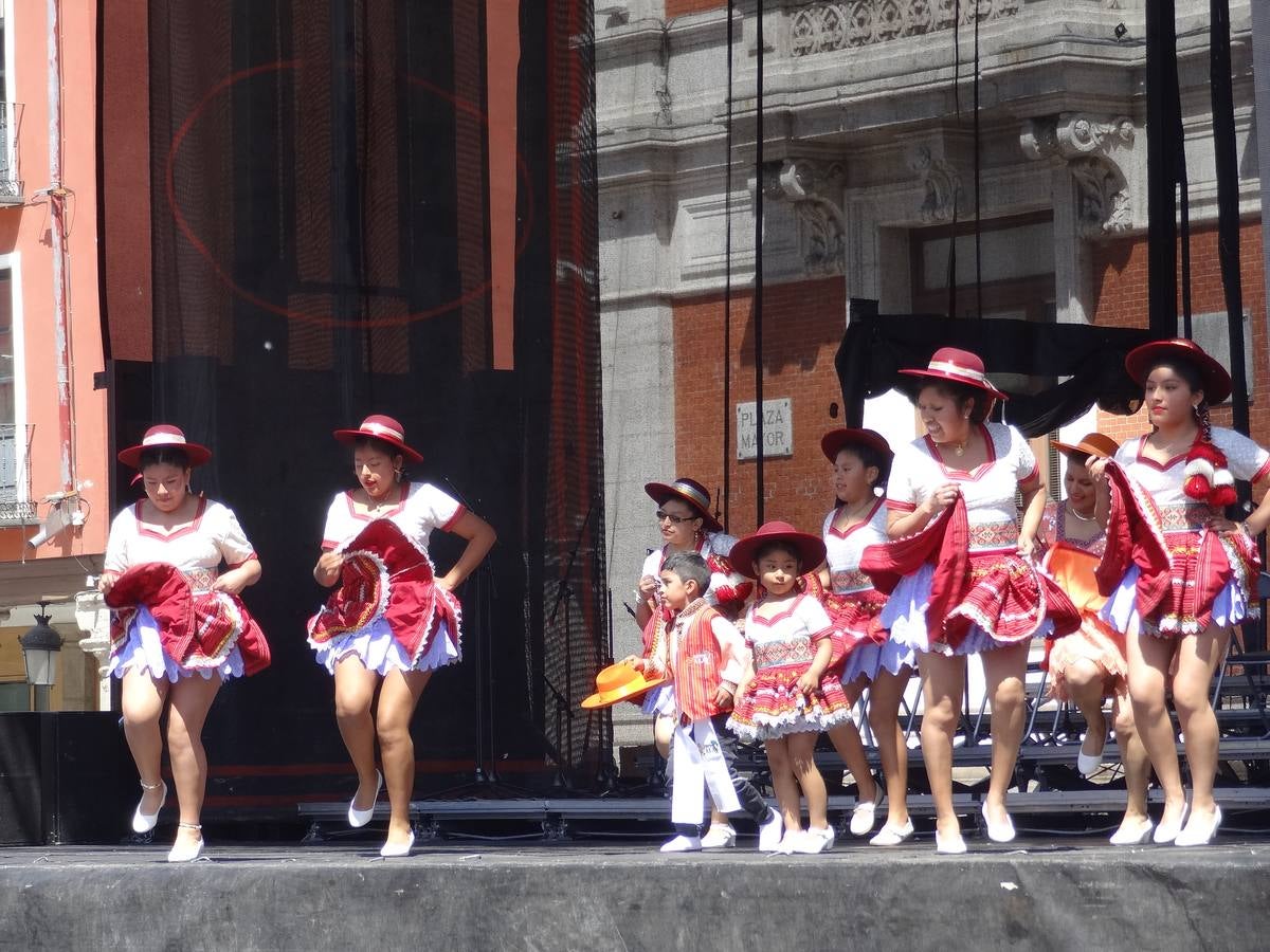 Fotos: Danzas latinas en la Plaza Mayor de Valladolid