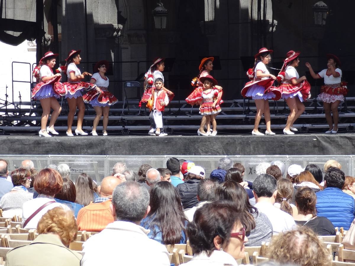 Fotos: Danzas latinas en la Plaza Mayor de Valladolid