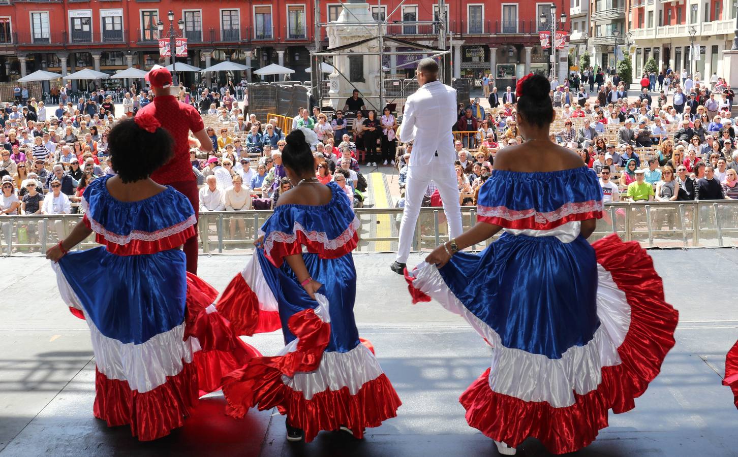 Fotos: Danzas latinas en la Plaza Mayor de Valladolid