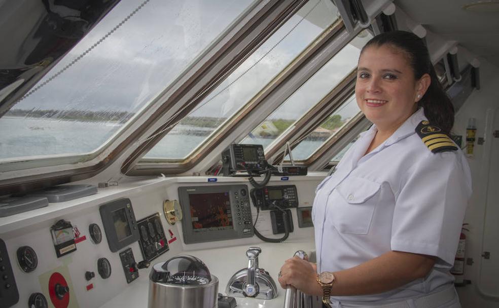 La ecuatoriana Nathaly Albán está destinada en un crucero de expedición en las Galápagos. 