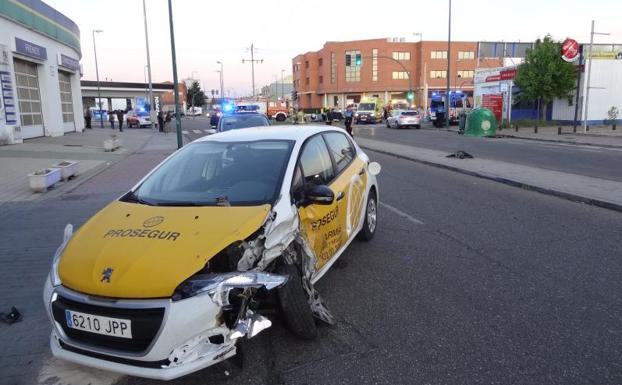 El vehículo que estaba en la mediana salió despedido al otro lado de la calzada.