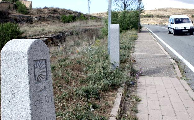 Mojón en el tramo de la provincia de Segovia del Camino de Santiago.