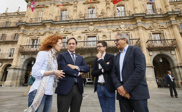 Ana Suárez (Cs), Carlos García Carbayo (PP), José Luis Mateos (PSOE) y Gabriel Risco (Ganemos) charlan frente a la sede del Ayuntamiento.