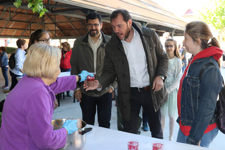 Óscar Puente (PSOE) y Alberto Bustos (Toma la Palabra) cogen un chocolate en las fiestas del barrio de San Pedro Regalado. 