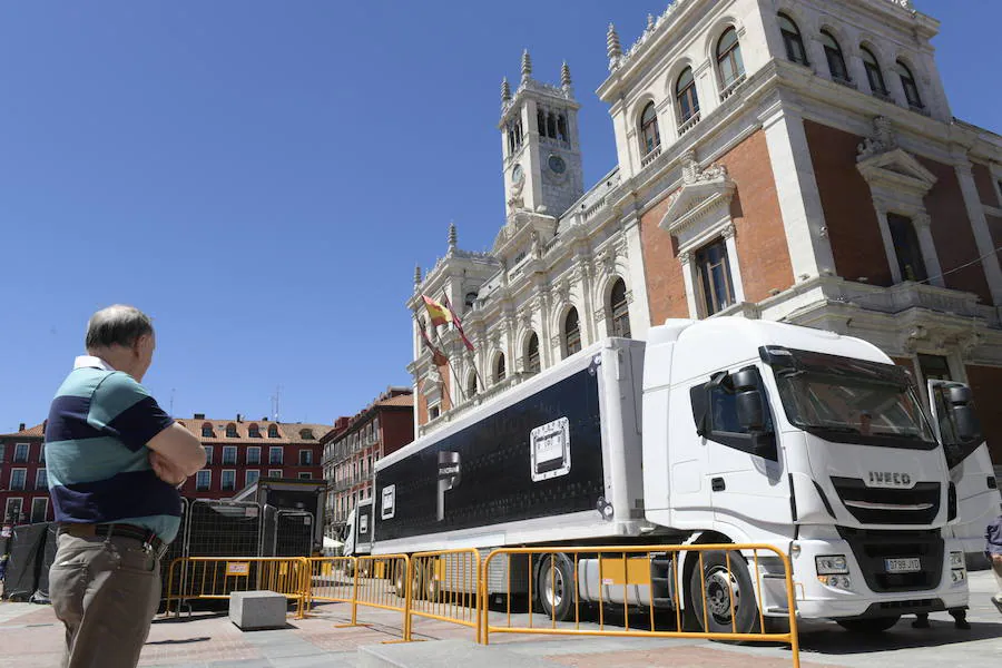 Fotos: Montaje del escenario de la Orquesta Panorama en la Plaza Mayor