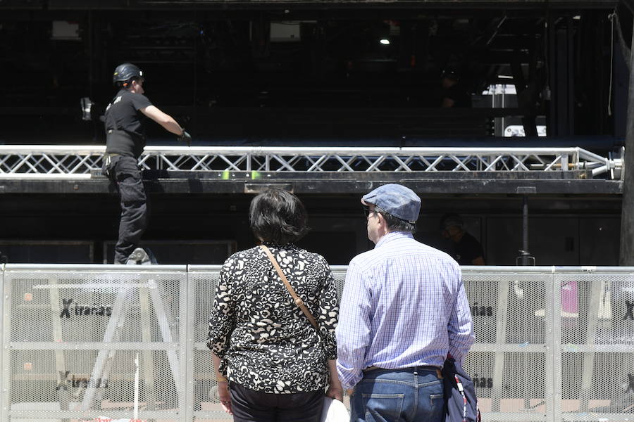 Fotos: Montaje del escenario de la Orquesta Panorama en la Plaza Mayor