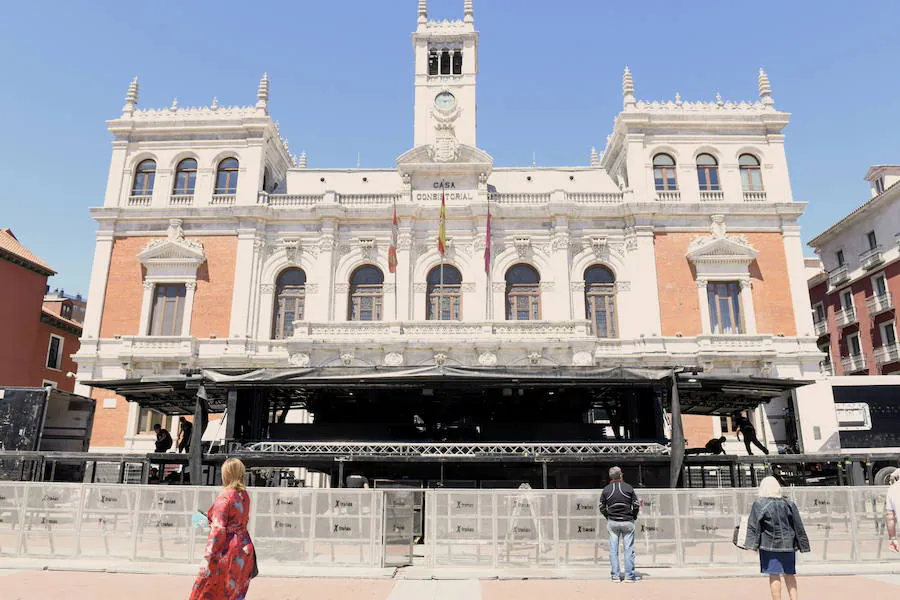 Fotos: Montaje del escenario de la Orquesta Panorama en la Plaza Mayor