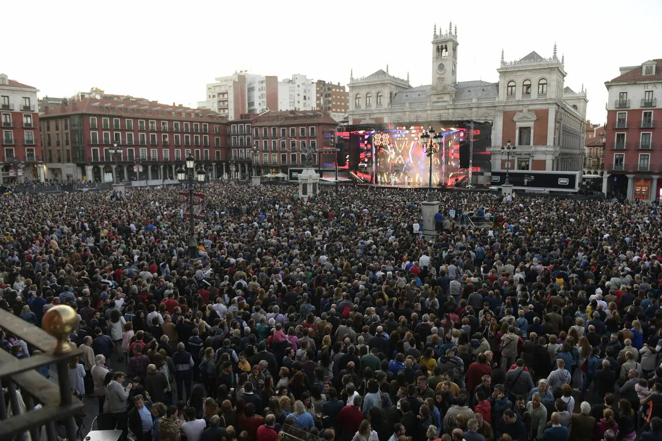Fotos: Macroverbena de la orquesta Panorama en la Plaza Mayor de Valladolid
