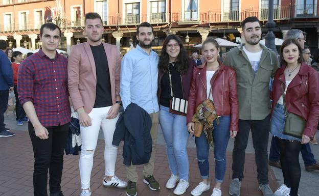 Galería. Asistentes a la macroverbena de la orquesta Panorama en la Plaza Mayor de Valladolid. 