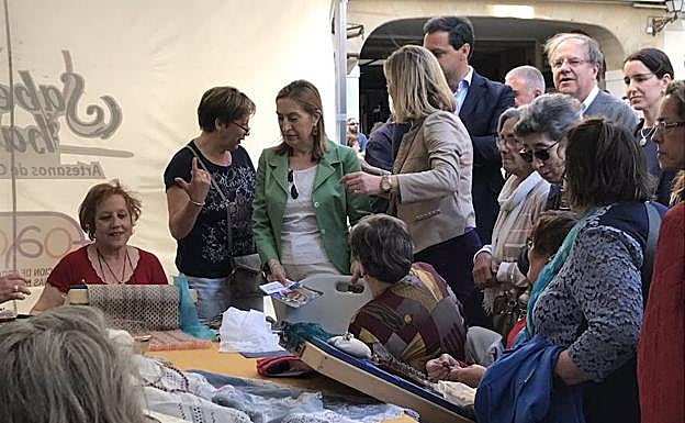 Pilar del Ölmo y Ana Pastor, junto a Herrera, se acercaron al mercado de artesanía. 