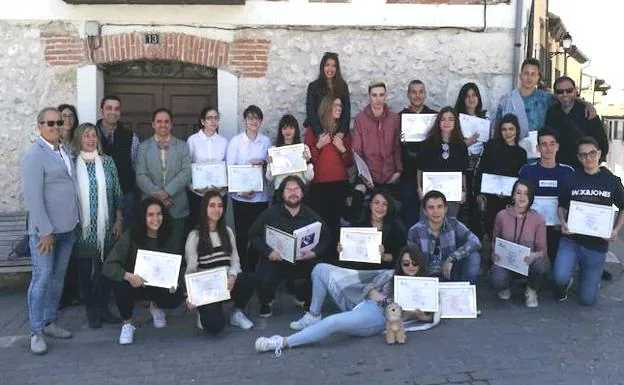 Los finalistas posan frente al Palacio de Pedro I de Cuéllar.