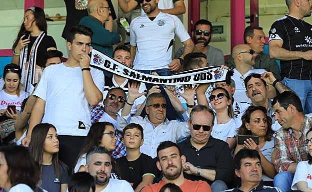 Seguidores del Salamanca CF ante el Inter. 