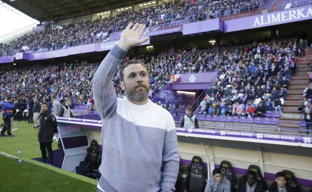 Imagen principal - Sergio, con su jersey, camiseta y camisa de la suerte en distintos partidos. 