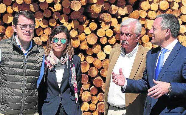 Alfonso Fernández Mañueco, duranet su visita a la empresa Pellet Tama-Naturpellet en Sanchonuño.