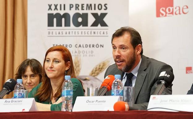 Ana Graciani, presidenta de la Fundación SGAE, y el alcalde de Valladolid, Óscar Puente, durante la presentación de la gala en Madrid. 