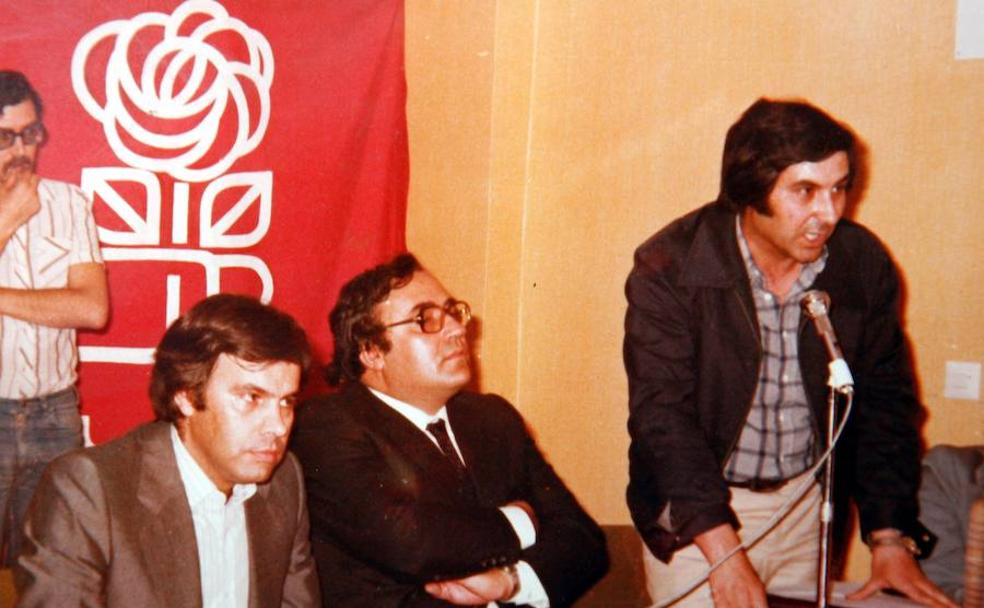 Alfonso Maroto, de pie, junto a Gregorio Peces Barba y Felipe González en 1977. 