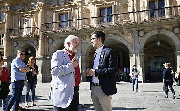 Demetrio Madrid conversa con José Luis Mateos en la Plaza Mayor de Salamanca. 