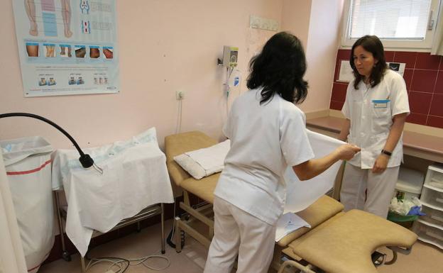 Dos enfermeras preparan una camilla en el Hospital General de Segovia. 