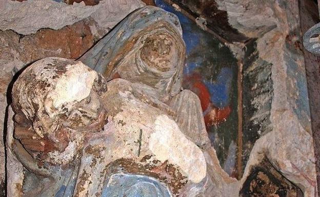 Imagen de la Virgen de la Piedad al ser encontrada en la hornacina de la portada.