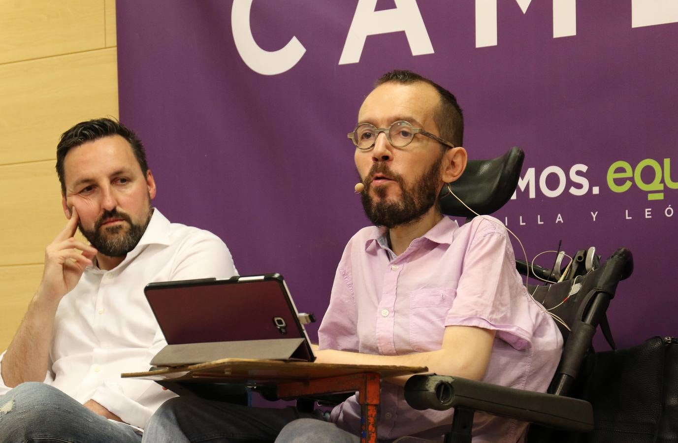 El secretario de Organización y Acción de Gobierno de Podemos se dirigió al centenar de asistentes que se dieron cita en el auditorio para conocer «si se puede o no se puede»