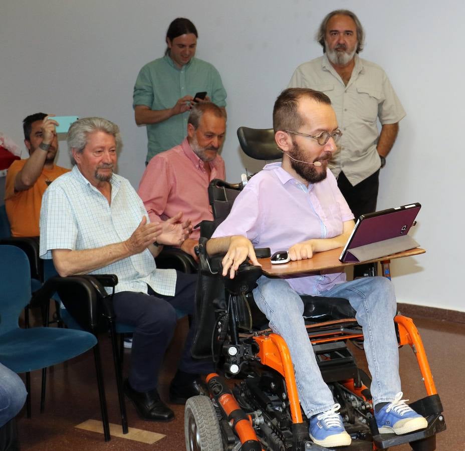 El secretario de Organización y Acción de Gobierno de Podemos se dirigió al centenar de asistentes que se dieron cita en el auditorio para conocer «si se puede o no se puede»