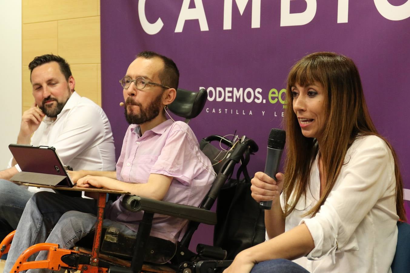 El secretario de Organización y Acción de Gobierno de Podemos se dirigió al centenar de asistentes que se dieron cita en el auditorio para conocer «si se puede o no se puede»