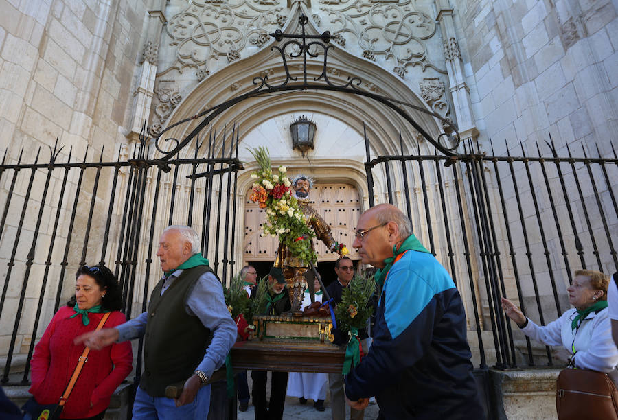 Fotos: San Isidro viaja en tren en la romería de Dueñas