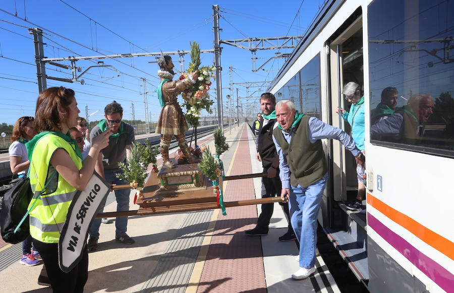 Fotos: San Isidro viaja en tren en la romería de Dueñas