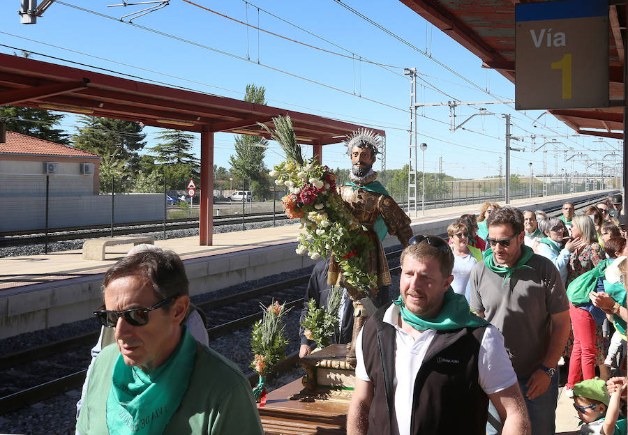 Fotos: San Isidro viaja en tren en la romería de Dueñas