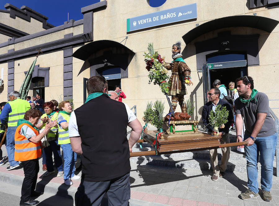 Fotos: San Isidro viaja en tren en la romería de Dueñas