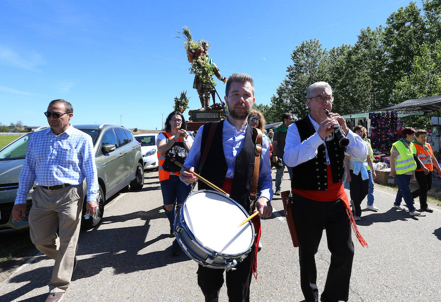 Fotos: San Isidro viaja en tren en la romería de Dueñas