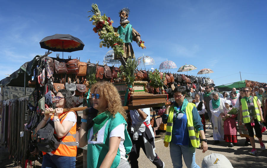 Fotos: San Isidro viaja en tren en la romería de Dueñas