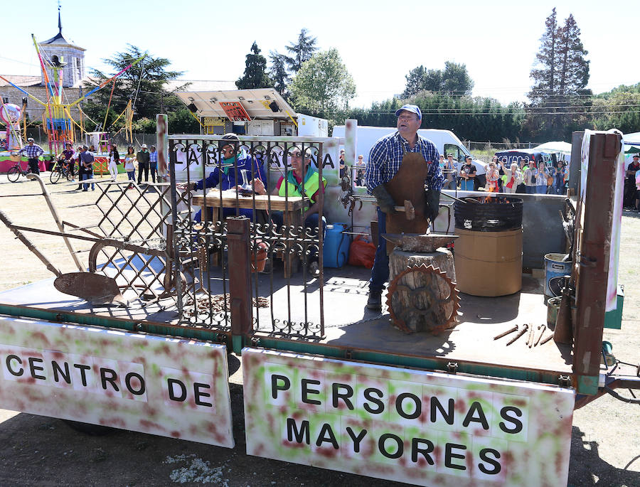 Fotos: San Isidro viaja en tren en la romería de Dueñas